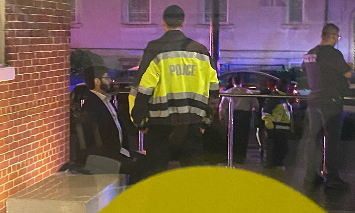 特朗普发声!首都惊爆使馆人员喋血街头,枪手混入人群看戏(组图) - 7
