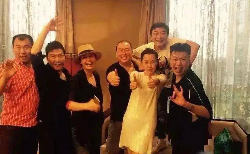 55岁许晴私下聚会放得开!包臀裙辣身材,依偎男友人笑得像个小姑娘(组图) - 1