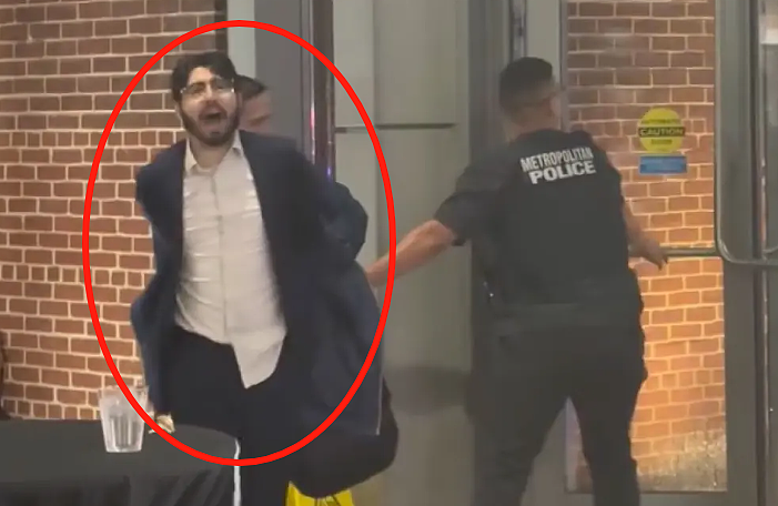 特朗普发声!首都惊爆使馆人员喋血街头,枪手混入人群看戏(组图) - 3