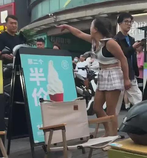 淄博精神小妹大街发疯，暴砸别人摩托车，当警察面装晕，车主回应（组图） - 4