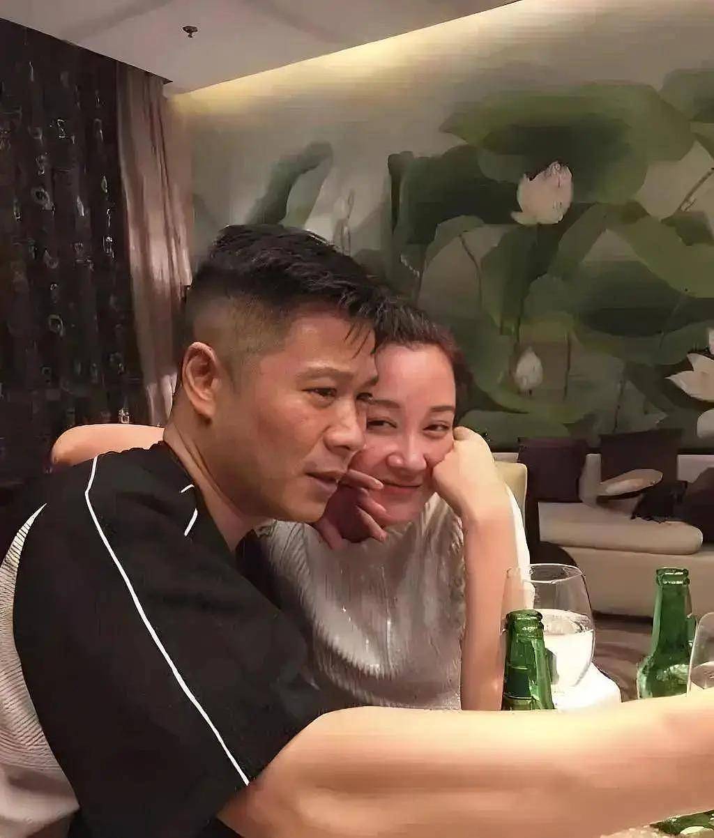 55岁许晴私下聚会放得开!包臀裙辣身材,依偎男友人笑得像个小姑娘(组图) - 3