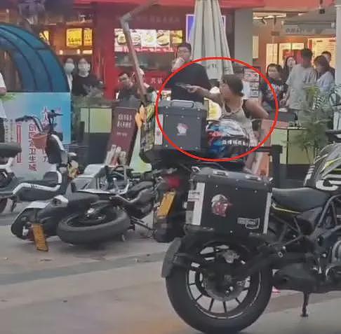 淄博精神小妹大街发疯，暴砸别人摩托车，当警察面装晕，车主回应（组图） - 6