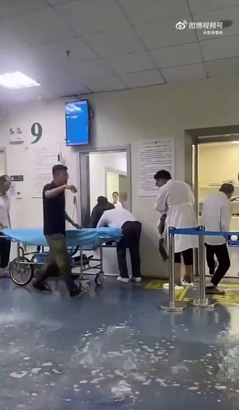 中国南方暴雨成灾！武汉大学水淹至肩膀，广西、贵州泥石流，至少3人遇难、数十人失联（视频/组图） - 5