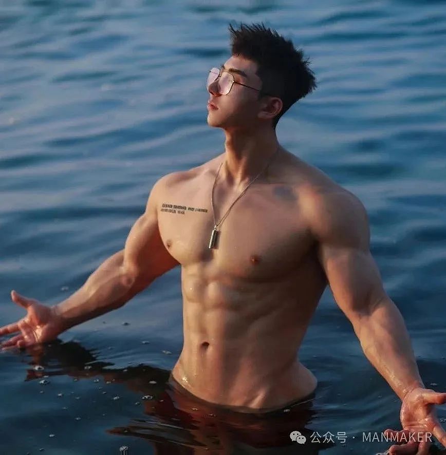 【帅哥】哲硕在读肌肉男,晒身材照尺度太大,被平台警告(组图) - 10