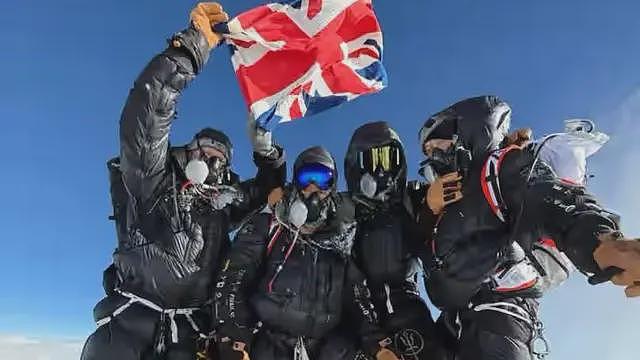 退役英军创珠峰登顶纪录,吸氙气新方法有何争议...(组图) - 1