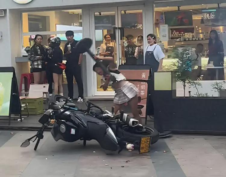 淄博精神小妹大街发疯，暴砸别人摩托车，当警察面装晕，车主回应（组图） - 1