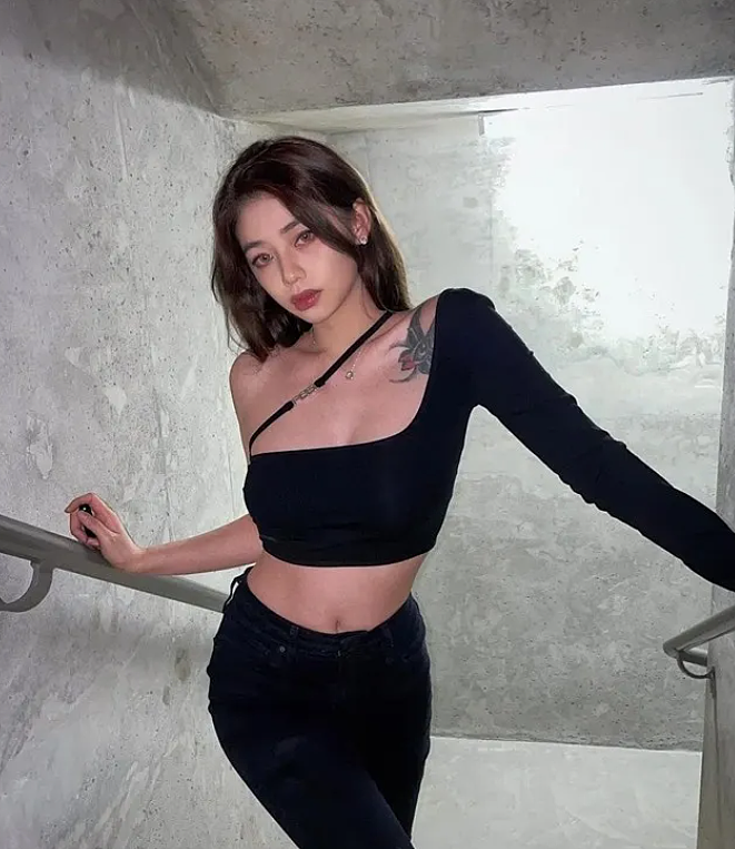 【美女】97年海外辣妹“比基尼照”吸粉无数,34D+蜜桃臀绝了…(组图) - 11