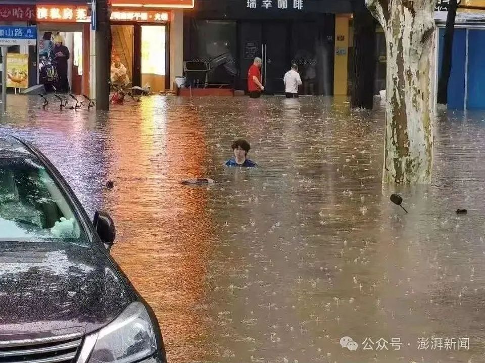 武汉发布暴雨临灾警报，武大校门口被淹（组图） - 1