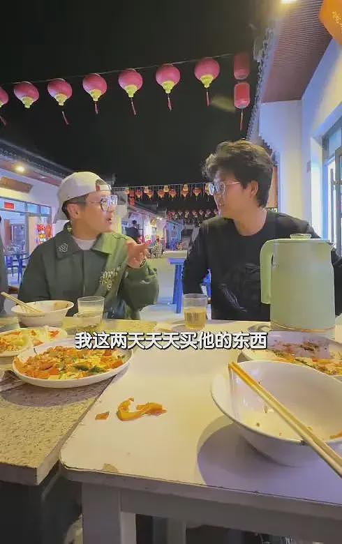 甘肃文旅天塌了！网红B太被75岁大爷当猴耍，还连吃7天厕所水菠萝（组图） - 4