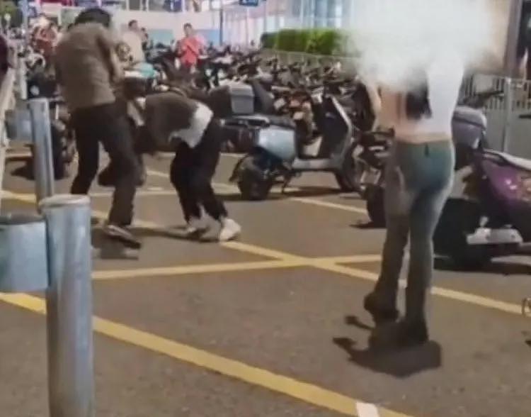 深圳摩的司机暴打女乘客后续:身份被扒,是惯犯,被曝患精神分裂(组图) - 1