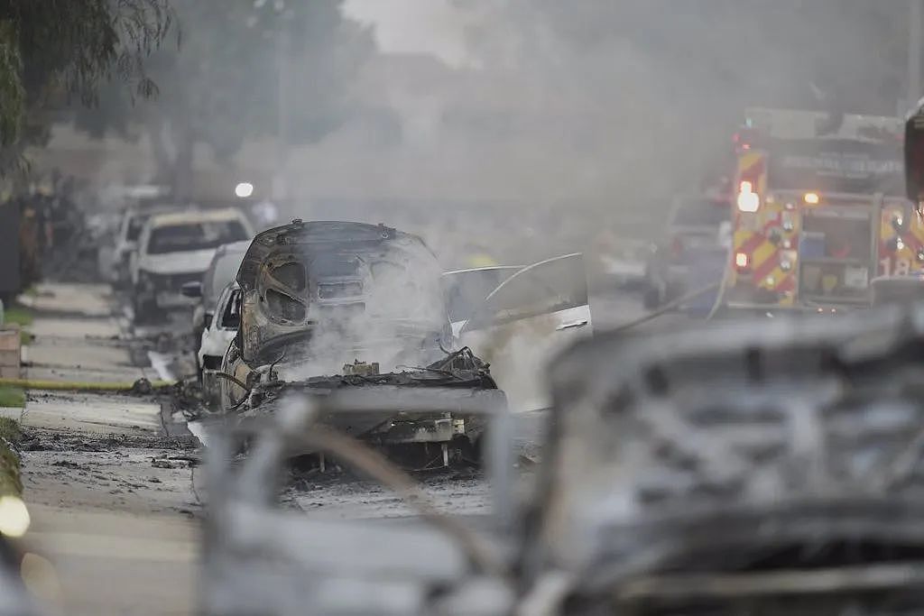 凌晨空难!客机坠毁爆燃,残骸砸向居民区,全员遇难!美丽小镇惨变人间炼狱(组图) - 2