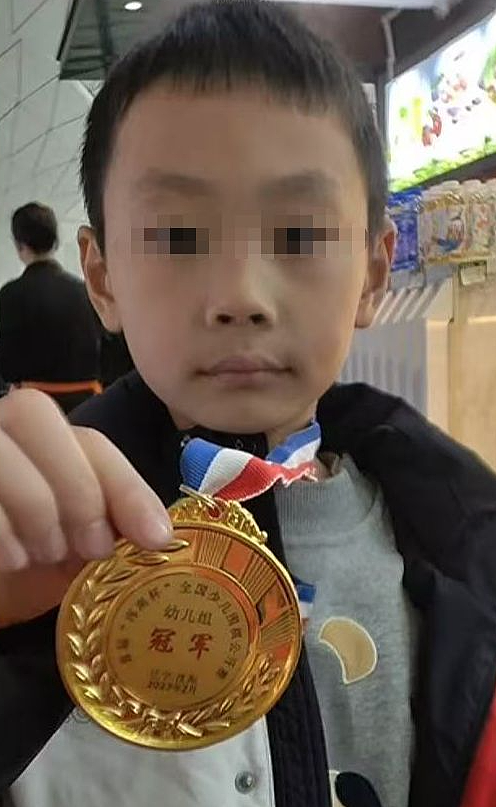 悲痛!才9岁,中国围棋神童跳楼轻生!输棋被爸爸当众踹打(组图) - 2