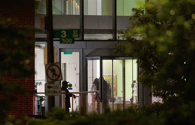 特朗普发声!首都惊爆使馆人员喋血街头,枪手混入人群看戏(组图) - 5