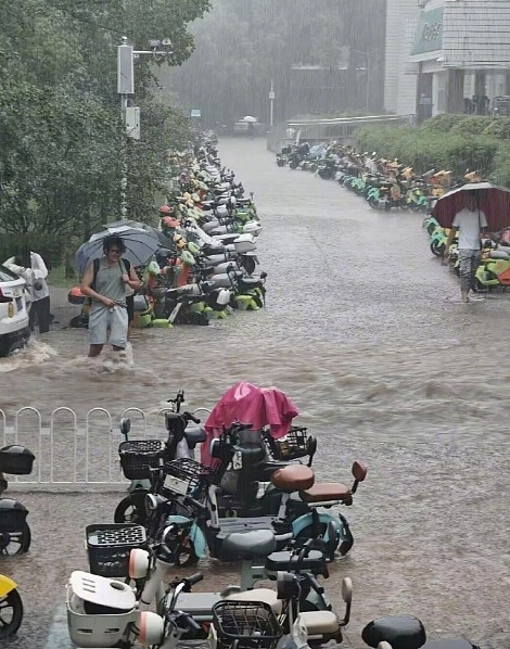 中国南方暴雨成灾！武汉大学水淹至肩膀，广西、贵州泥石流，至少3人遇难、数十人失联（视频/组图） - 3