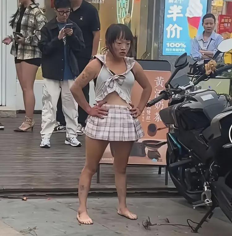 淄博精神小妹大街发疯，暴砸别人摩托车，当警察面装晕，车主回应（组图） - 3