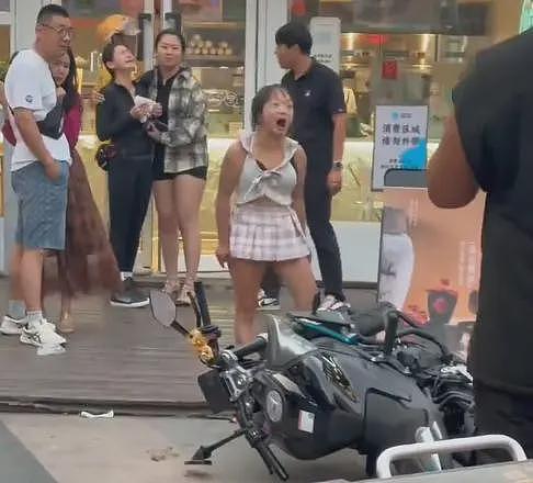 淄博精神小妹大街发疯，暴砸别人摩托车，当警察面装晕，车主回应（组图） - 7