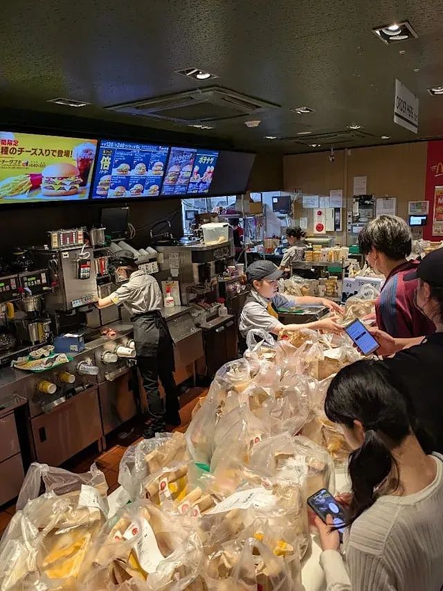 中国黄牛抢爆吉伊卡哇！麦当劳餐点丢满地，日本网气炸：毫无道德（组图） - 3