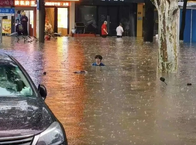 中国南方暴雨成灾！武汉大学水淹至肩膀，广西、贵州泥石流，至少3人遇难、数十人失联（视频/组图） - 1