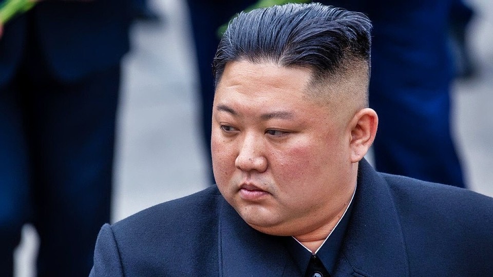 朝鲜侧翻驱逐舰还有救？系上钢缆开始扶正，金正恩怒气还没消（组图） - 2