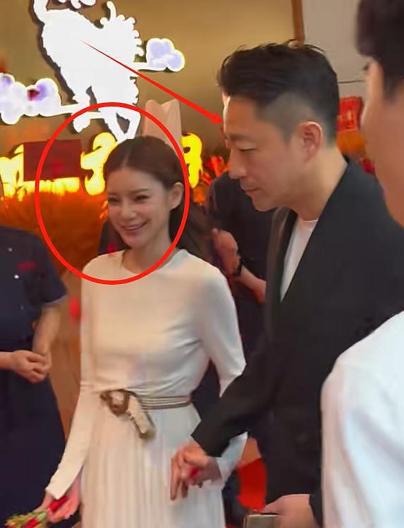 婚后首次露面，马筱梅穿5万裙子参加剪彩，汪小菲全程黑脸零互动（组图） - 4