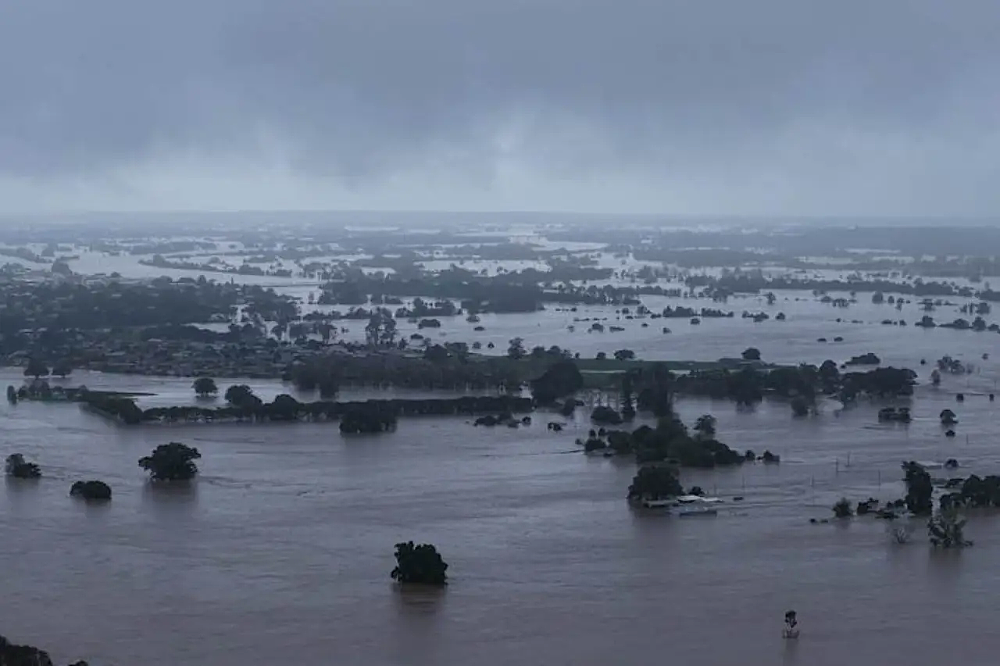 2天下几个月的雨!澳洲经历百年一遇洪灾!学校停课、机场关闭、道路中断、万户停电!(组图) - 11