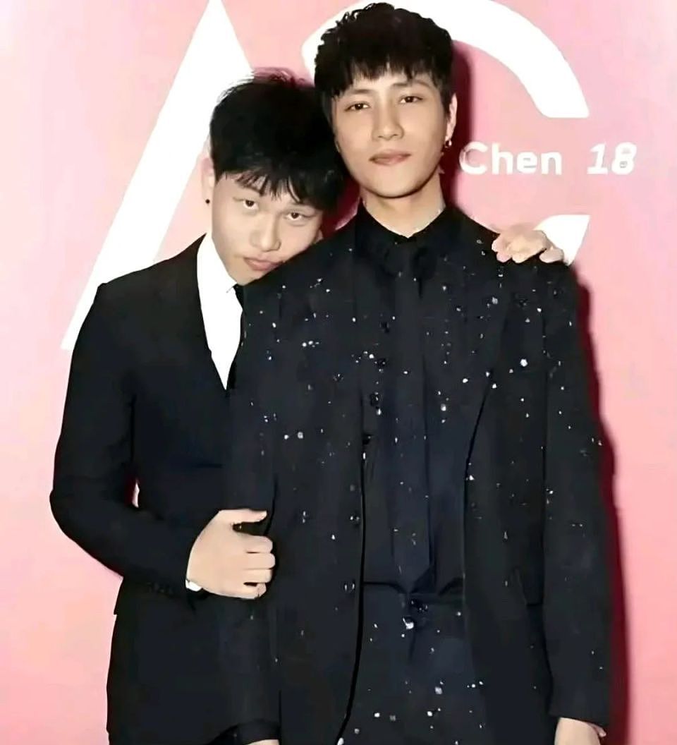 49岁陈坤晒23岁儿子毕业照,父子相差26岁,相处状态像兄弟(组图) - 2