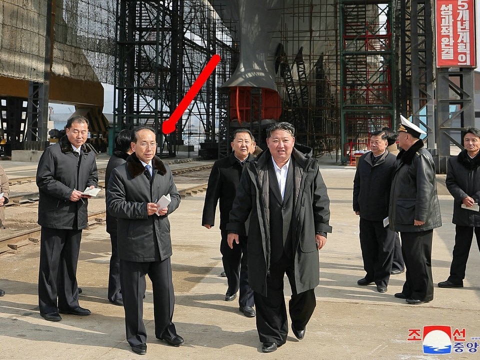 朝鲜侧翻驱逐舰还有救？系上钢缆开始扶正，金正恩怒气还没消（组图） - 6