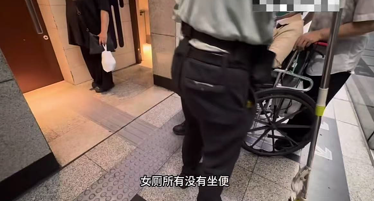 北京小情侣霸占残疾人卫生间1小时，被抓现行后女生手里的白丝袜亮了…（组图） - 2
