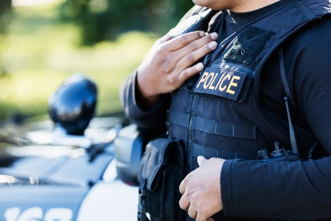 美警察顶级恋爱脑:为博暗恋对象关注,自己崩自己一枪,说是袭警事件....(组图) - 7
