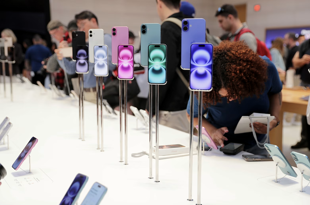 川普发飙警告苹果：iPhone不在美国造，就等着被加税25%吧！（组图） - 2