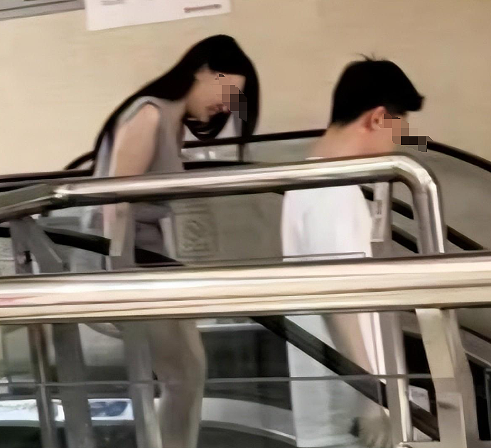 北京小情侣霸占残疾人卫生间1小时，被抓现行后女生手里的白丝袜亮了…（组图） - 10