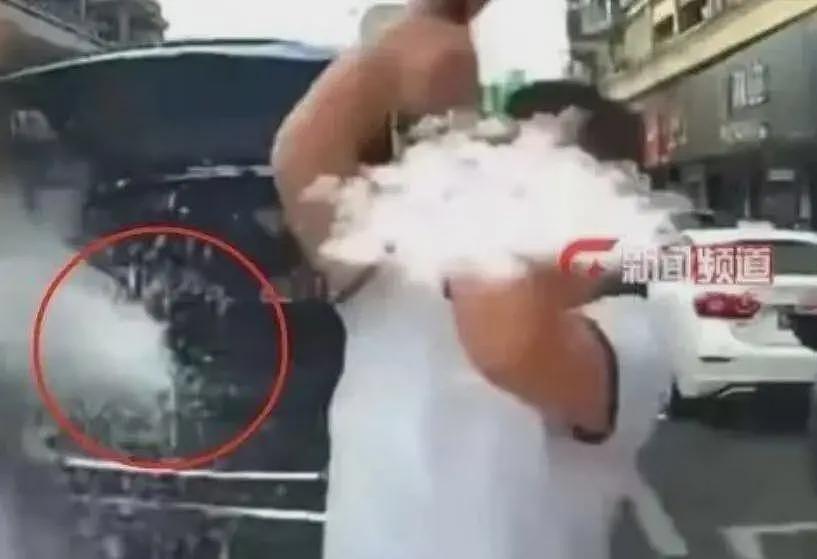 砸车3次！奔驰哥“底裤”被扒，企图拿钱平事，官方出手大快人心（视频/组图） - 17