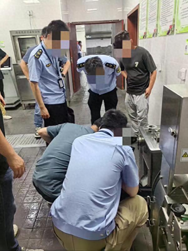 小学生家长陪餐时，发现食堂绞肉机内有蛆虫，官方通报（组图） - 2