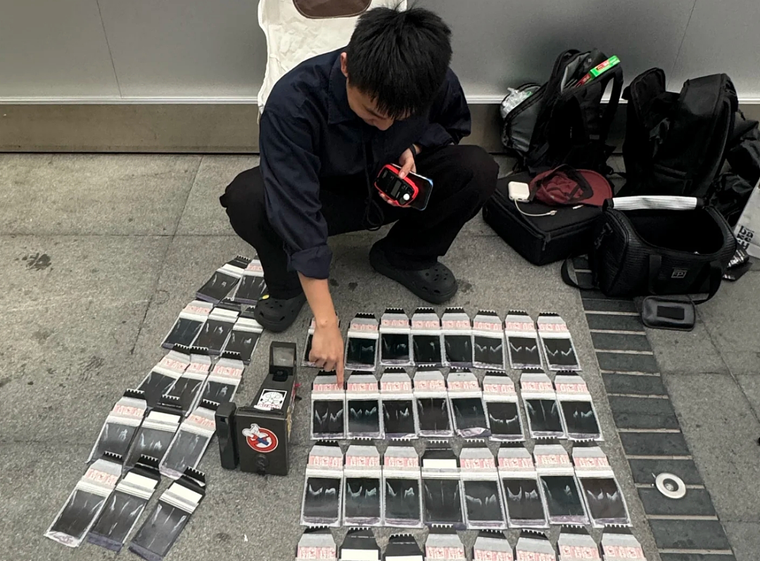 原价60,炒到3000!硬控年轻人的“新型茅台”,一夜间卷土重来(组图) - 1