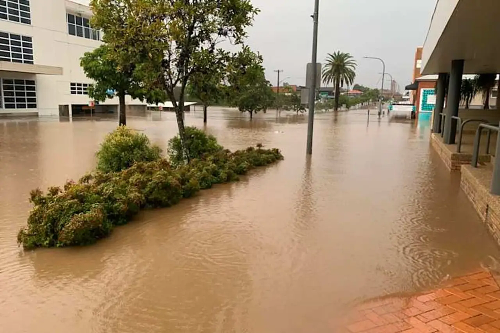 2天下几个月的雨!澳洲经历百年一遇洪灾!学校停课、机场关闭、道路中断、万户停电!(组图) - 16
