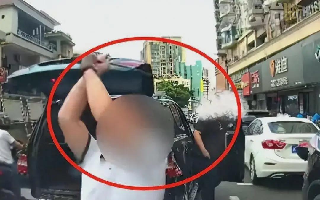 砸车3次！奔驰哥“底裤”被扒，企图拿钱平事，官方出手大快人心（视频/组图） - 2