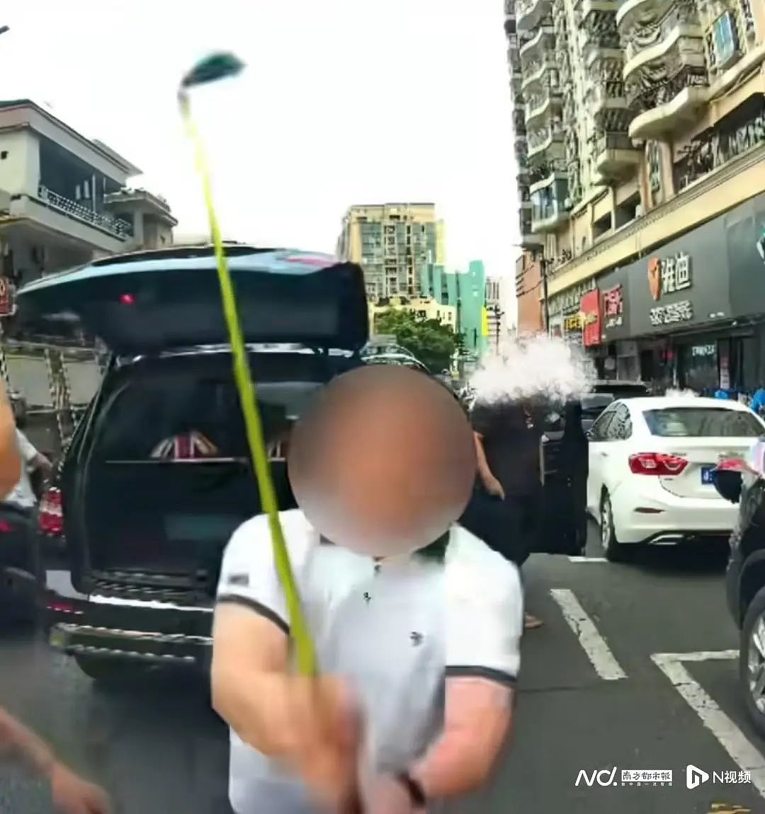 奔驰司机别停前车，用球杆狂砸车玻璃！被刑拘（组图） - 3