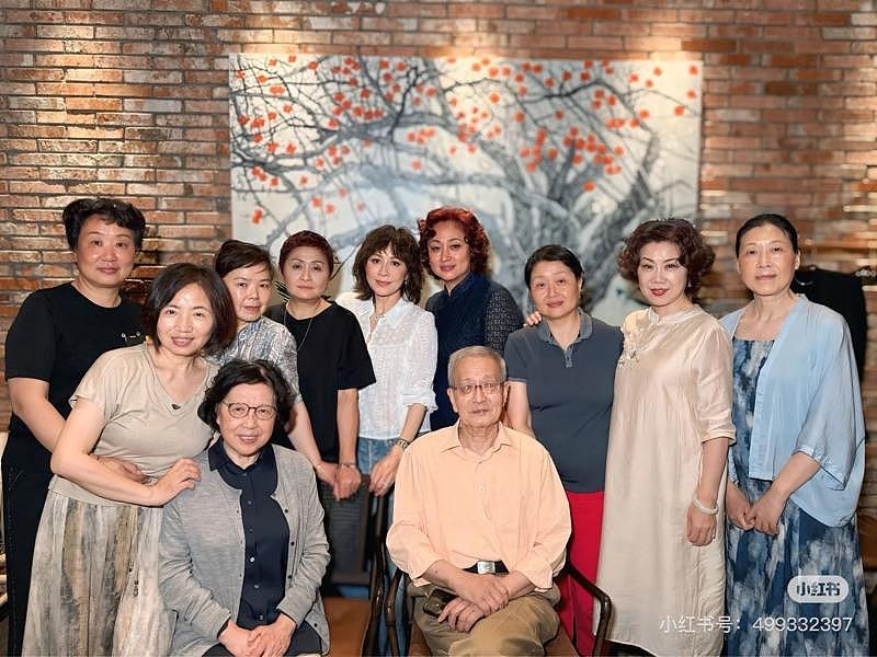 刘嘉玲素颜回乡庆“60”同学会，合照网让人看傻：这状态绝了（组图） - 1