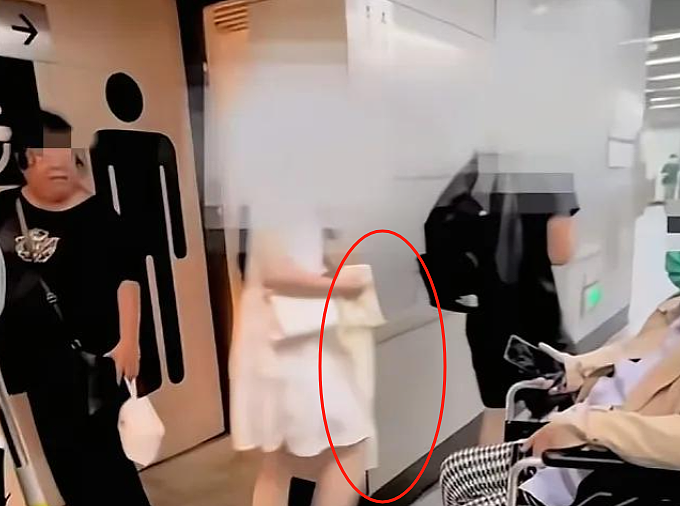 北京小情侣霸占残疾人卫生间1小时，被抓现行后女生手里的白丝袜亮了…（组图） - 3