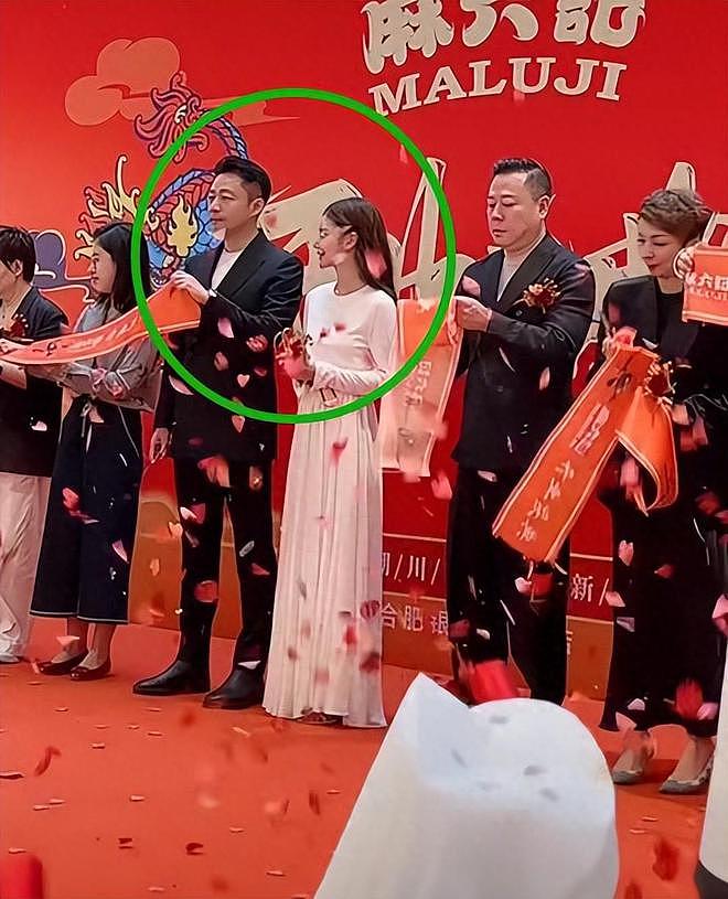 婚后首次露面，马筱梅穿5万裙子参加剪彩，汪小菲全程黑脸零互动（组图） - 1