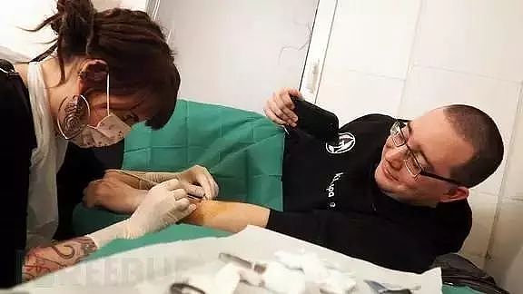 玩大了！西班牙男子给头骨植入了两个角，还因此获得了“超能力“...（组图） - 16