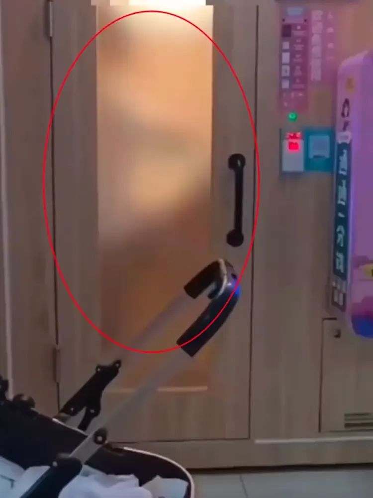 北京小情侣霸占残疾人卫生间1小时，被抓现行后女生手里的白丝袜亮了…（组图） - 8