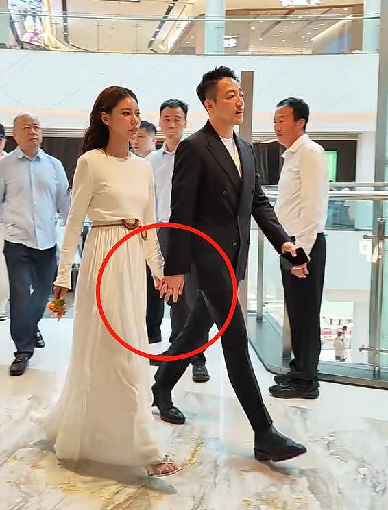 婚后首次露面，马筱梅穿5万裙子参加剪彩，汪小菲全程黑脸零互动（组图） - 5