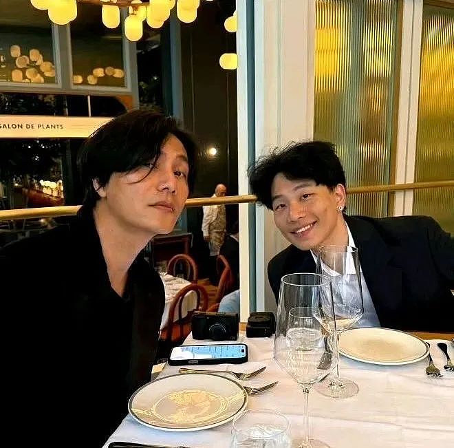 49岁陈坤晒23岁儿子毕业照,父子相差26岁,相处状态像兄弟(组图) - 1