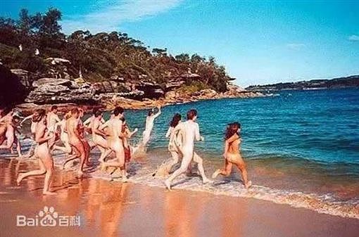 全球最开放小镇！穿衣服是违法的，网暴动（组图） - 2