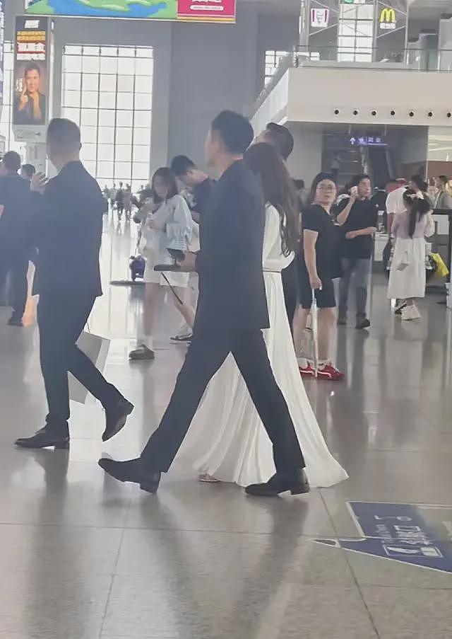 汪小菲马筱梅游黄山，马筱梅无修图脸长皮肤黑个矮，与大S反差大（组图） - 9
