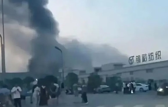中国各地讨薪频发！四川纺织厂遭员工纵火烧毁，“800哥”现象成舆论焦点（视频/图） - 1