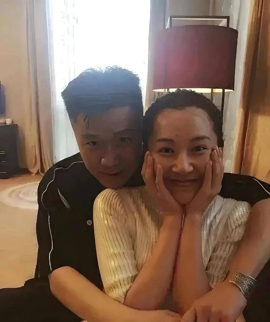 56岁许晴私下聚会放得开,包臀裙展辣身材....(组图) - 2