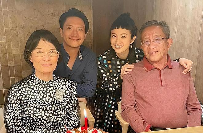 林依晨怀孕7个月露面,素颜瘦了很多,遮挡孕肚被众人保护(组图) - 5