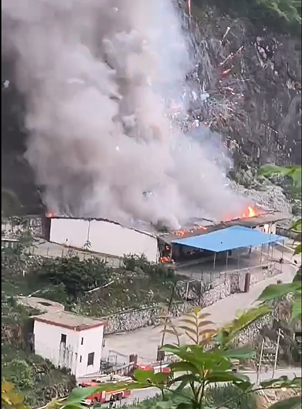 广西鞭炮仓库凌晨爆炸！村民称爆炸声响彻山谷，应急局证实被落石砸中引发（组图） - 3